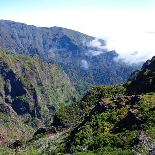 Aussicht auf die Berge und Schluchten Madeiras.