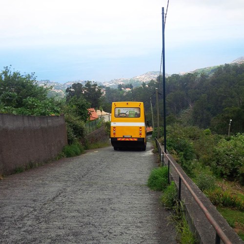 Bus fährt die steile Straße hinab.