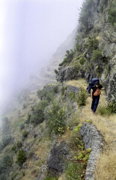 Eine Frau läuft einen Pfad auf Madeira.