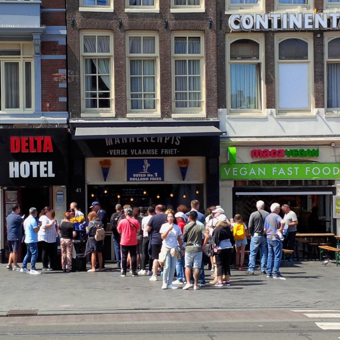 pommes_amsterdam_touristen