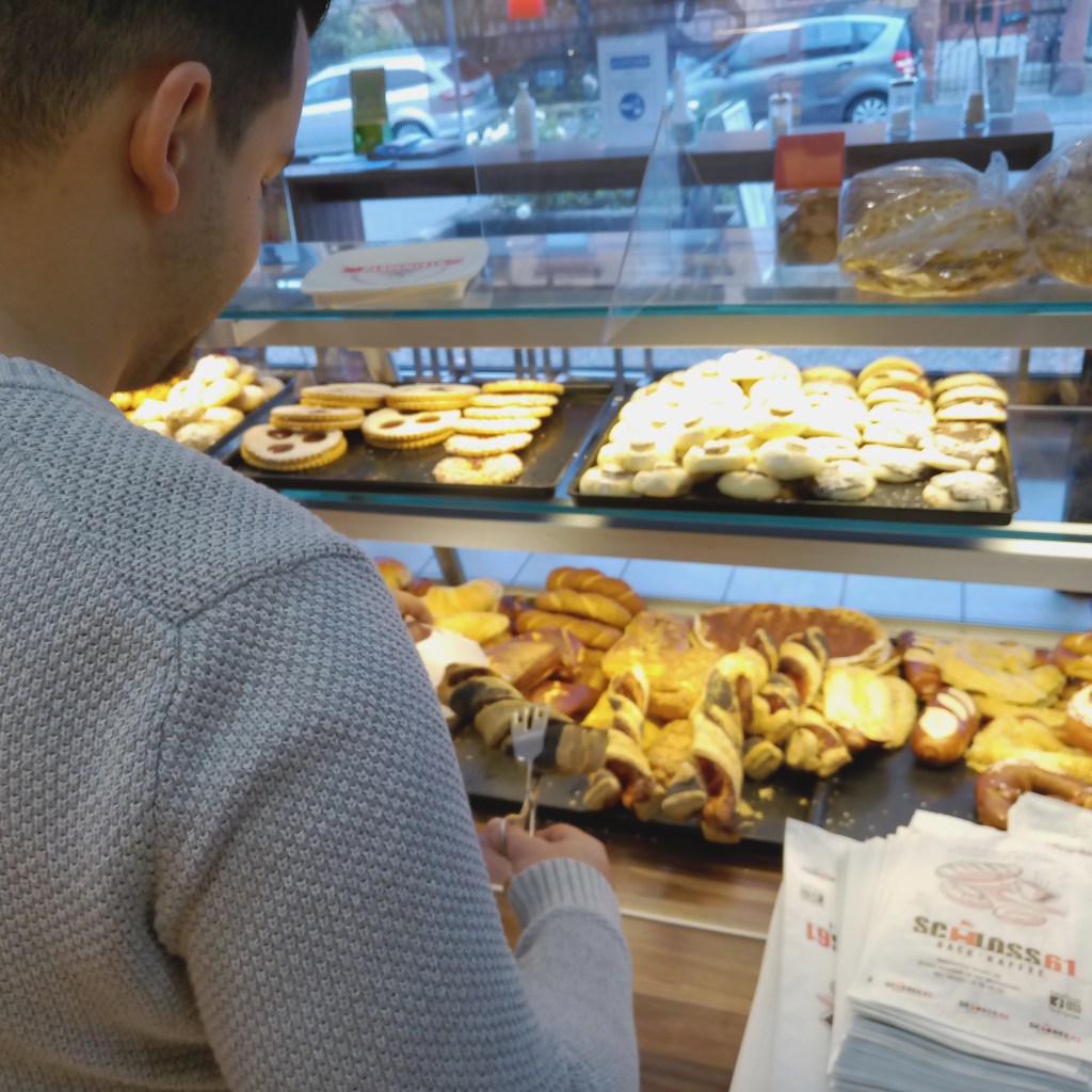 Kerim steht hinter dem tresen im Café